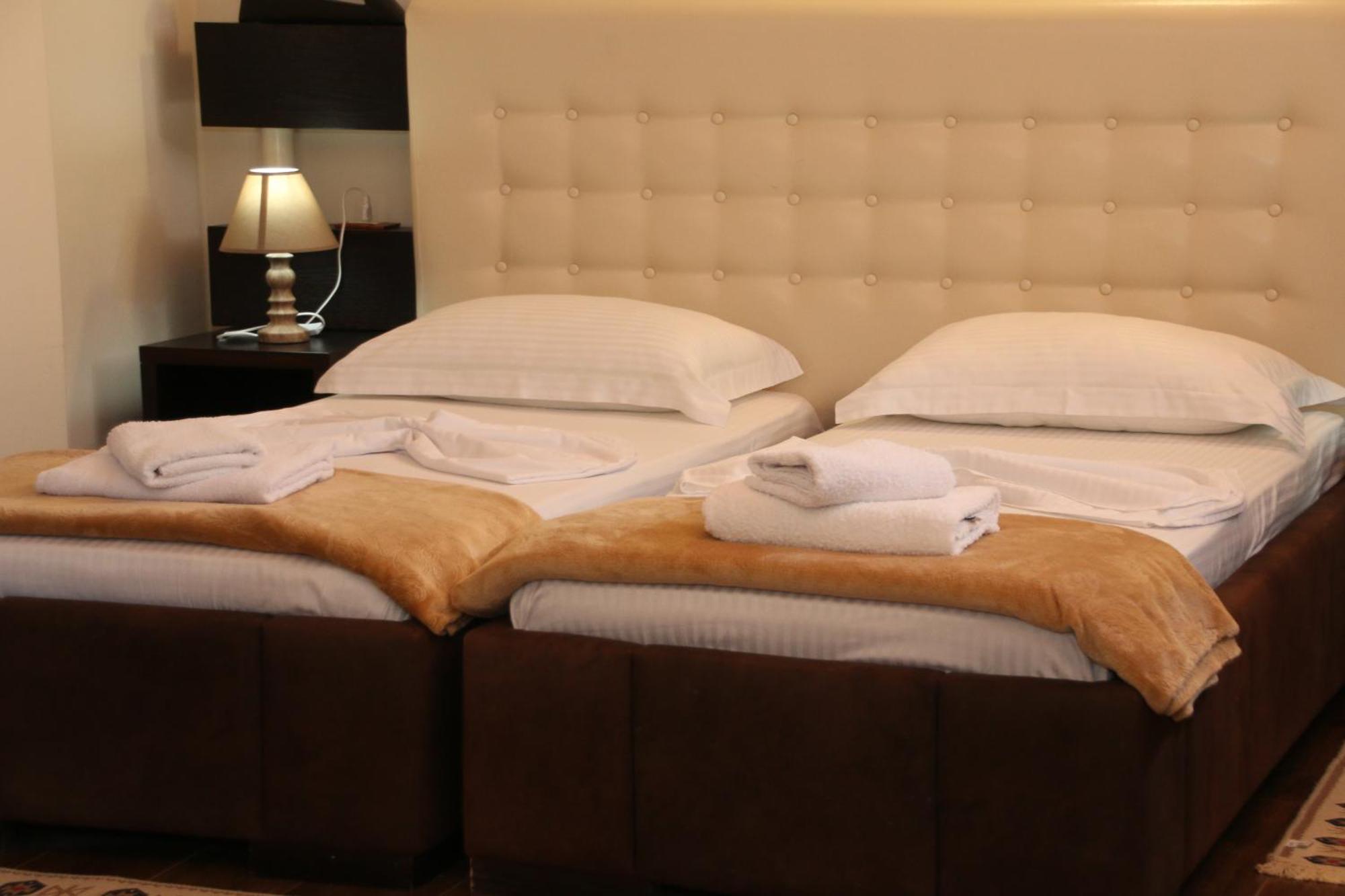 2 Kitarat Bb Bed & Breakfast Vlorë Екстериор снимка